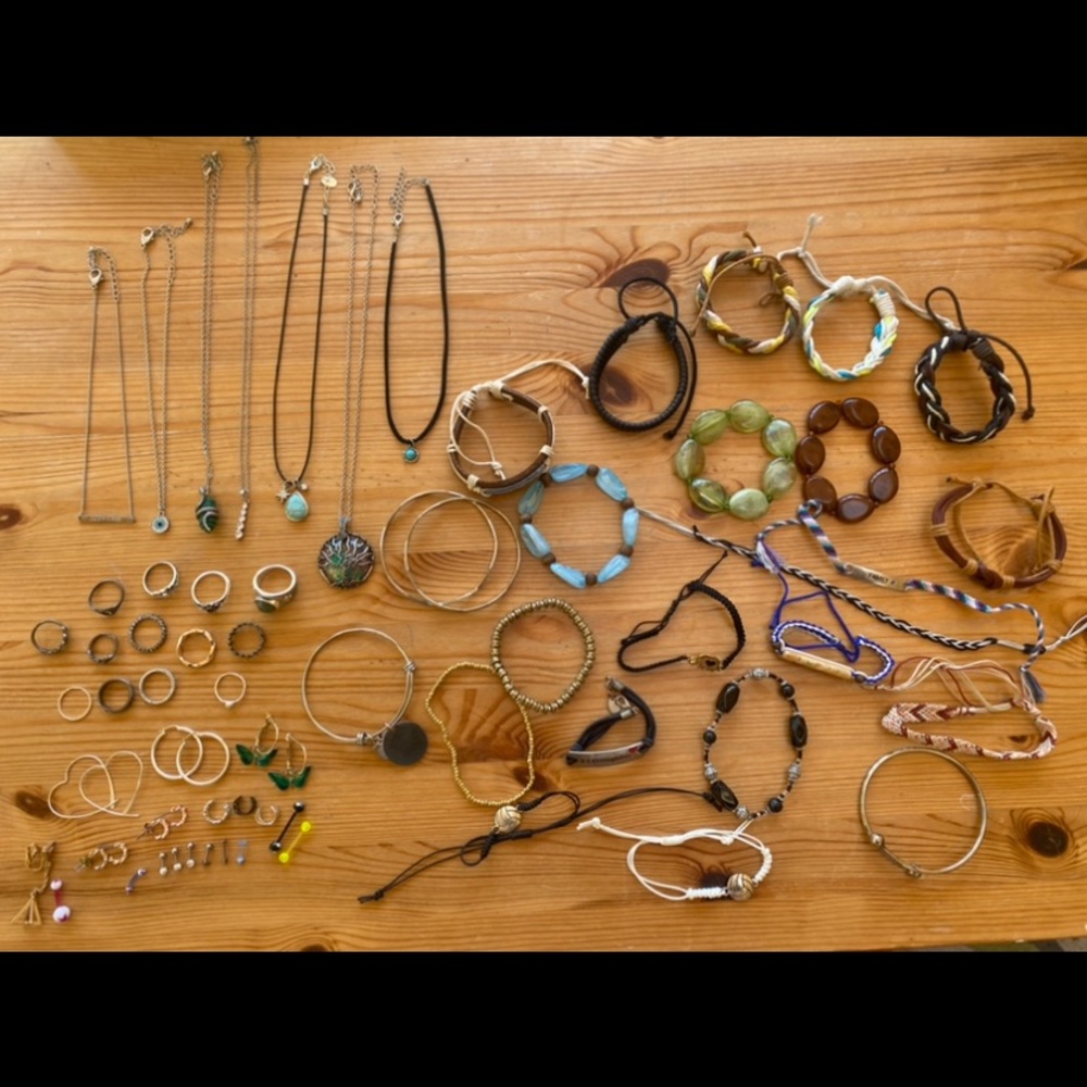 Assorted jewelery- mixed sizes